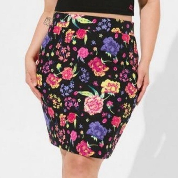 Torrid Black Floral Betsey Johnson Mini Foxy Skirt - New - Size 4 (26) - Picture 1 of 6